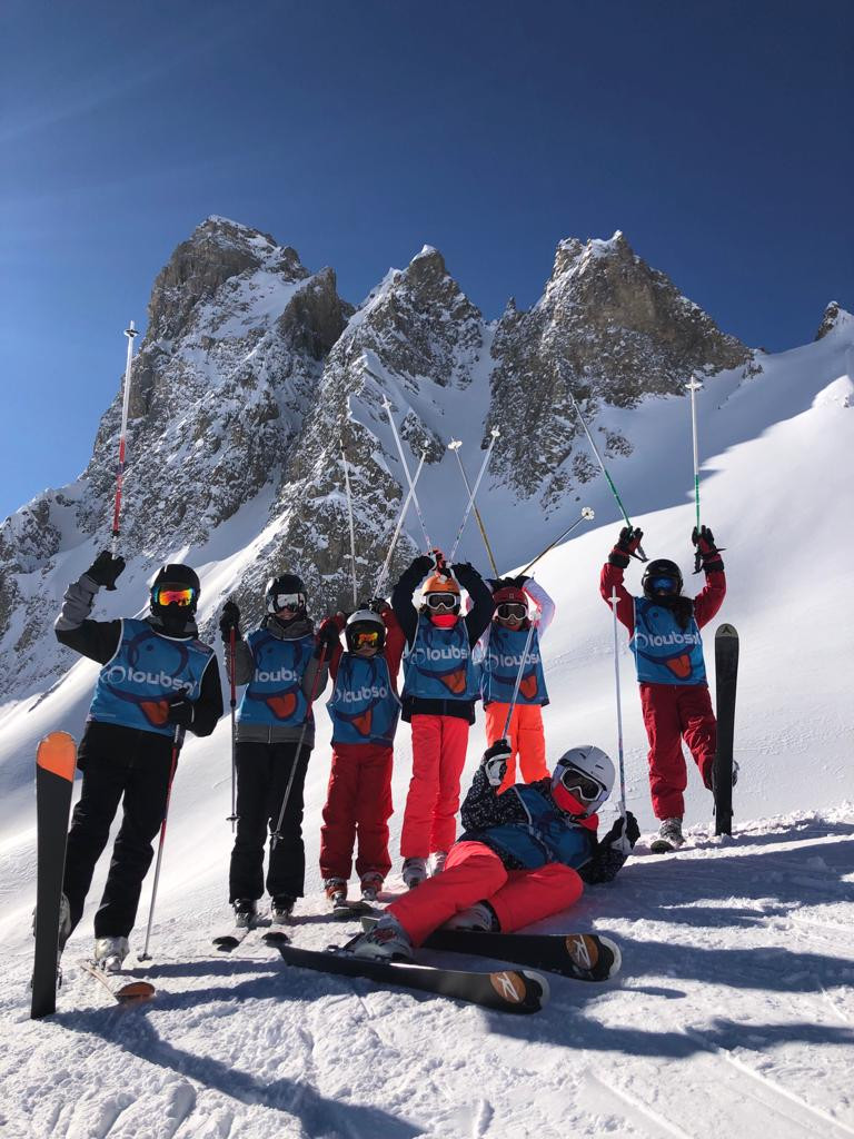 Learning to ski in a small group 